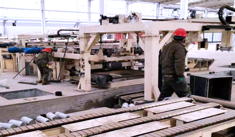 石膏板生產(chǎn)線安裝調(diào)試現(xiàn)場(chǎng)