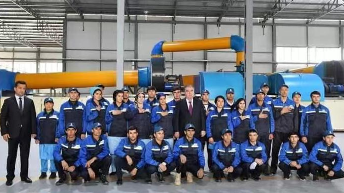 塔吉克斯坦總統(tǒng)拉赫蒙親自出席生產(chǎn)線投產(chǎn)揭牌儀式